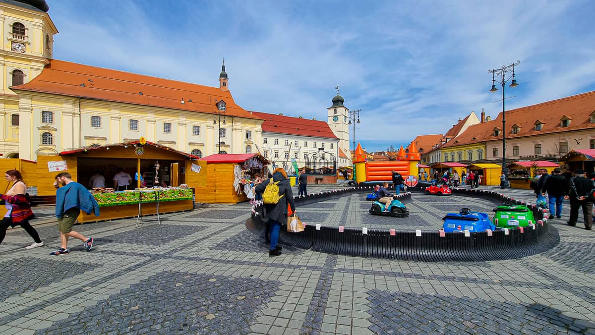 video foto s-a deschis târgul de paști din sibiu - e raiul dulciurilor și al cadourilor de sărbători