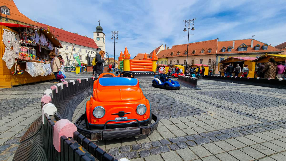 video foto s-a deschis târgul de paști din sibiu - e raiul dulciurilor și al cadourilor de sărbători