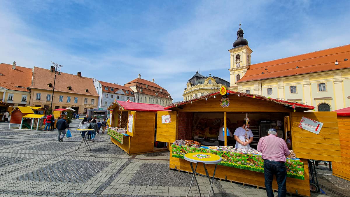 video foto s-a deschis târgul de paști din sibiu - e raiul dulciurilor și al cadourilor de sărbători