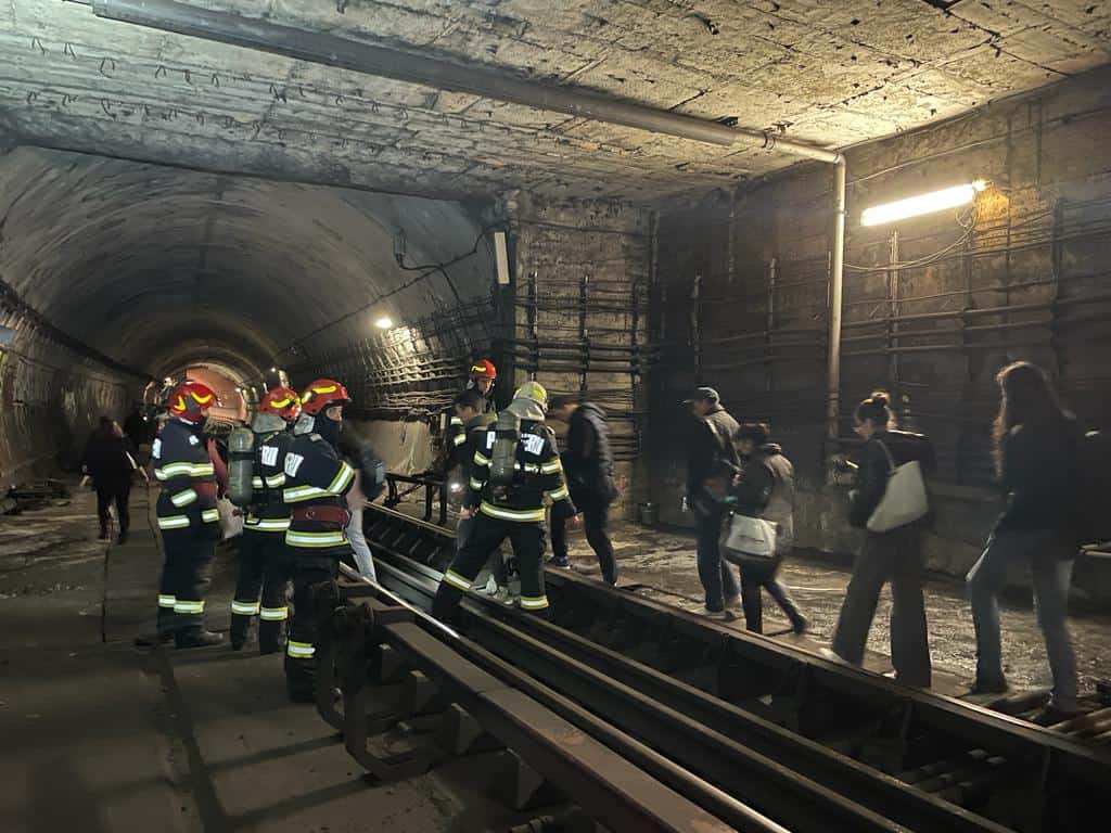 FOTO Călători evacuaţi prin tunel după ce un metrou din Bucureşti s-a defectat