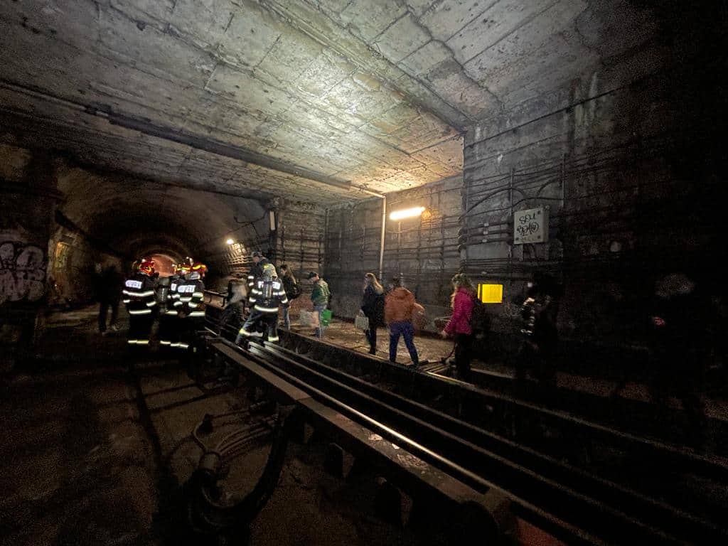 FOTO Călători evacuaţi prin tunel după ce un metrou din Bucureşti s-a defectat