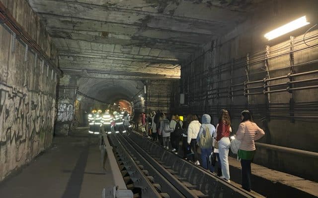 foto călători evacuaţi prin tunel după ce un metrou din bucureşti s-a defectat