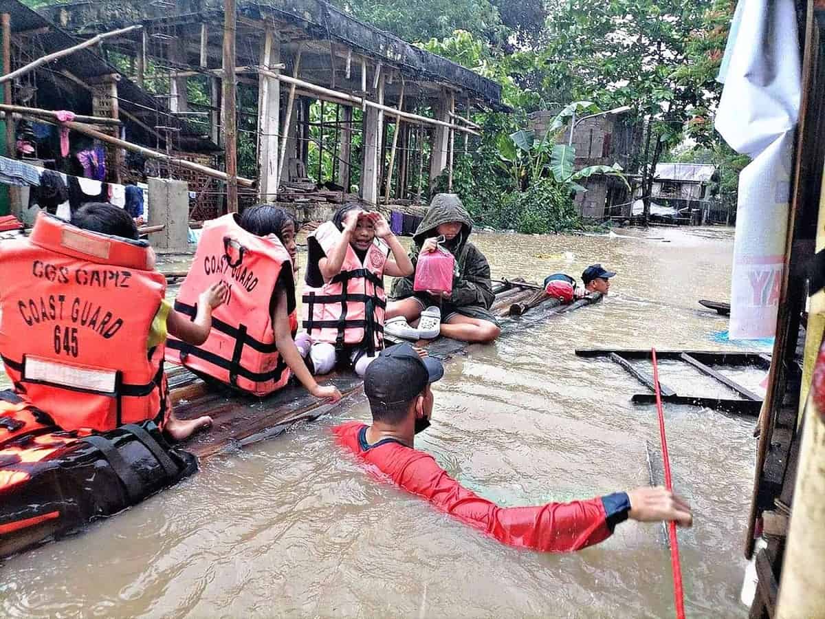 foto peste 120 de morţi în urma unor inundaţii devastatoare în filipine