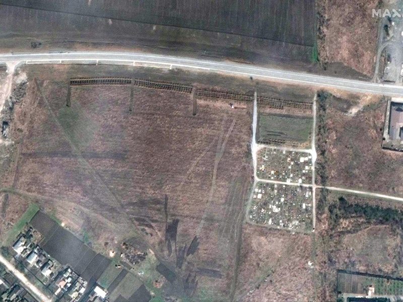 foto noi imagini din satelit cu gropi comune pentru morţii din mariupol