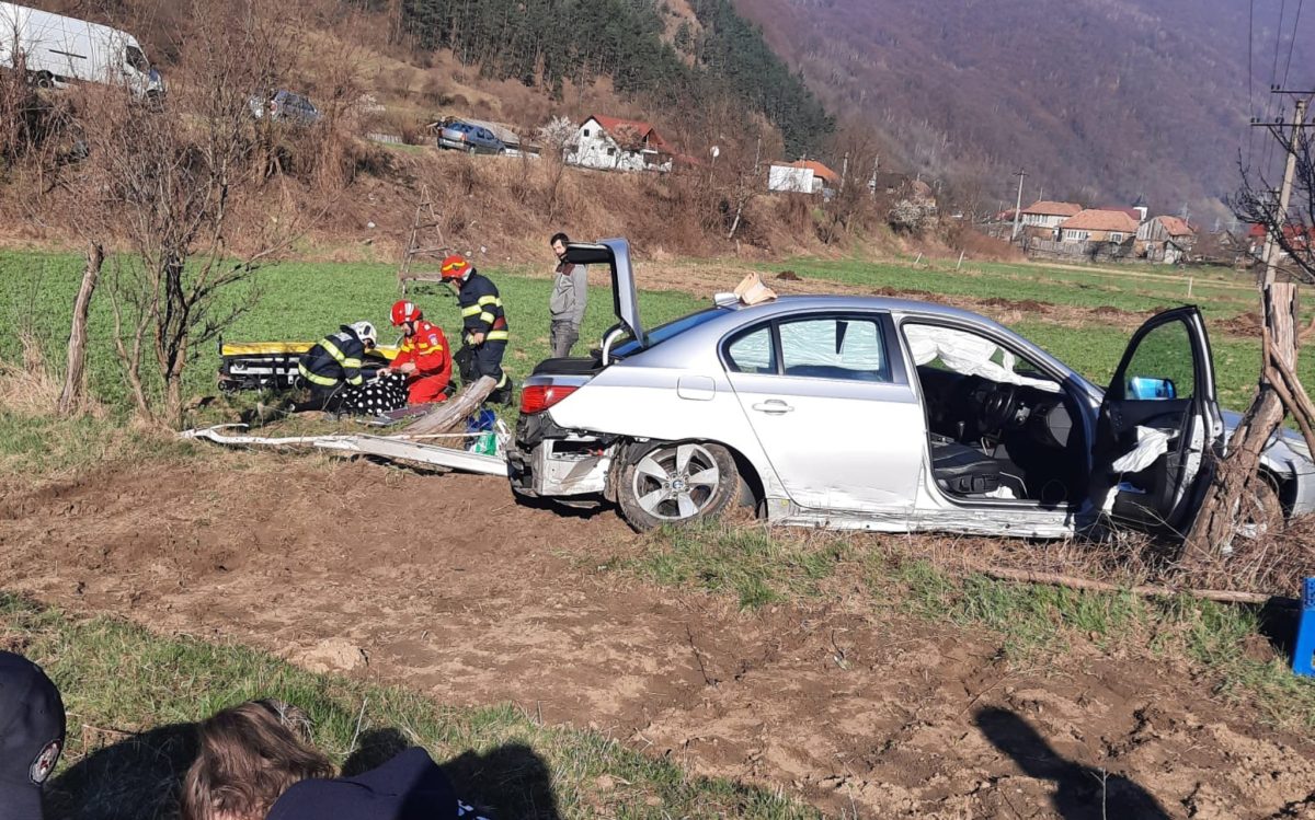 UPDATE: Accident mortal pe Valea Oltului - O mașină a intrat în stâlp