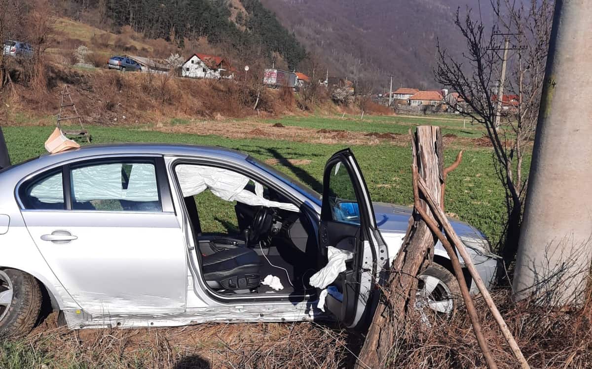 UPDATE: Accident mortal pe Valea Oltului - O mașină a intrat în stâlp