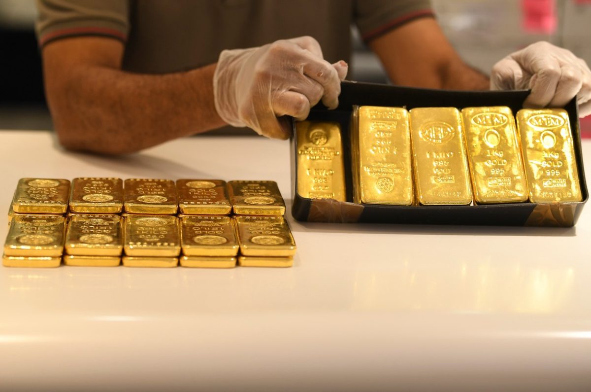 preţul aurului creşte - tot mai mulţi oameni investesc în el pe fondul războiului din ucraina