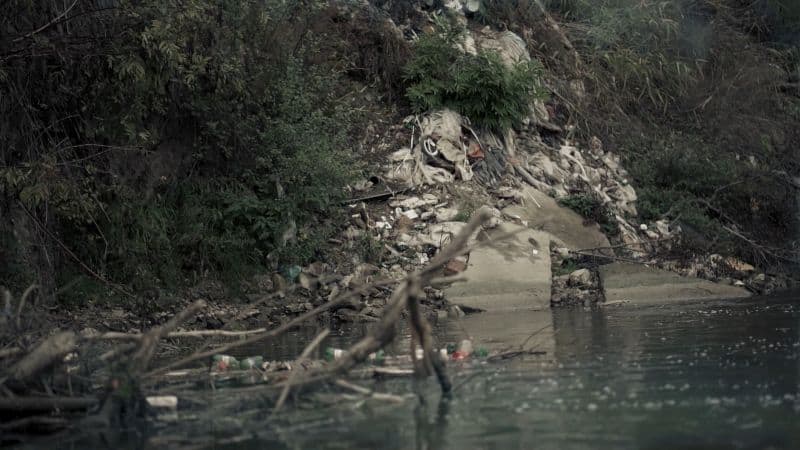 video de ziua pământului, cibinul e sufocat de gunoaie - ”protocolul pentru sistemul de colectare a stat un an la apele române”