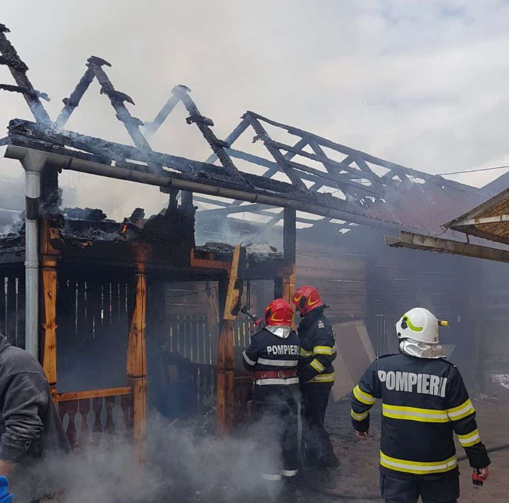foto: incendiu într-o curte din dârlos - a ars o filigorie