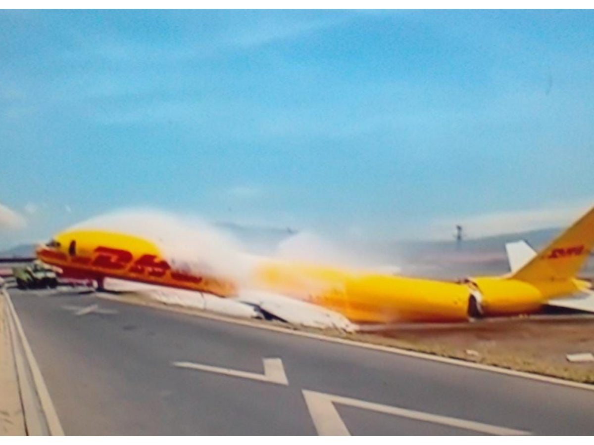 video un avion cargo s-a rupt în două după ce a aterizat pe un aeroport din costa rica