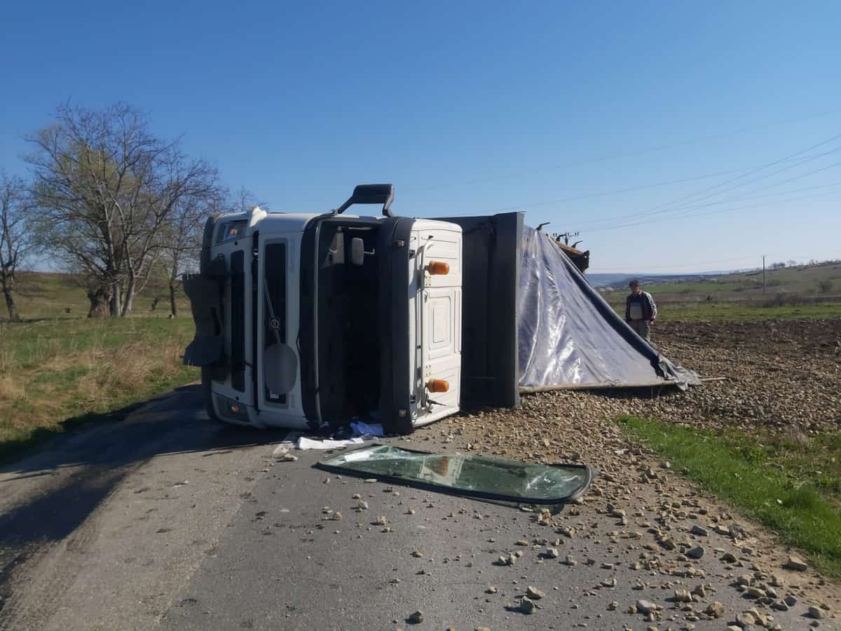 foto: accident lângă dobârca - un autocamion s-a răsturnat