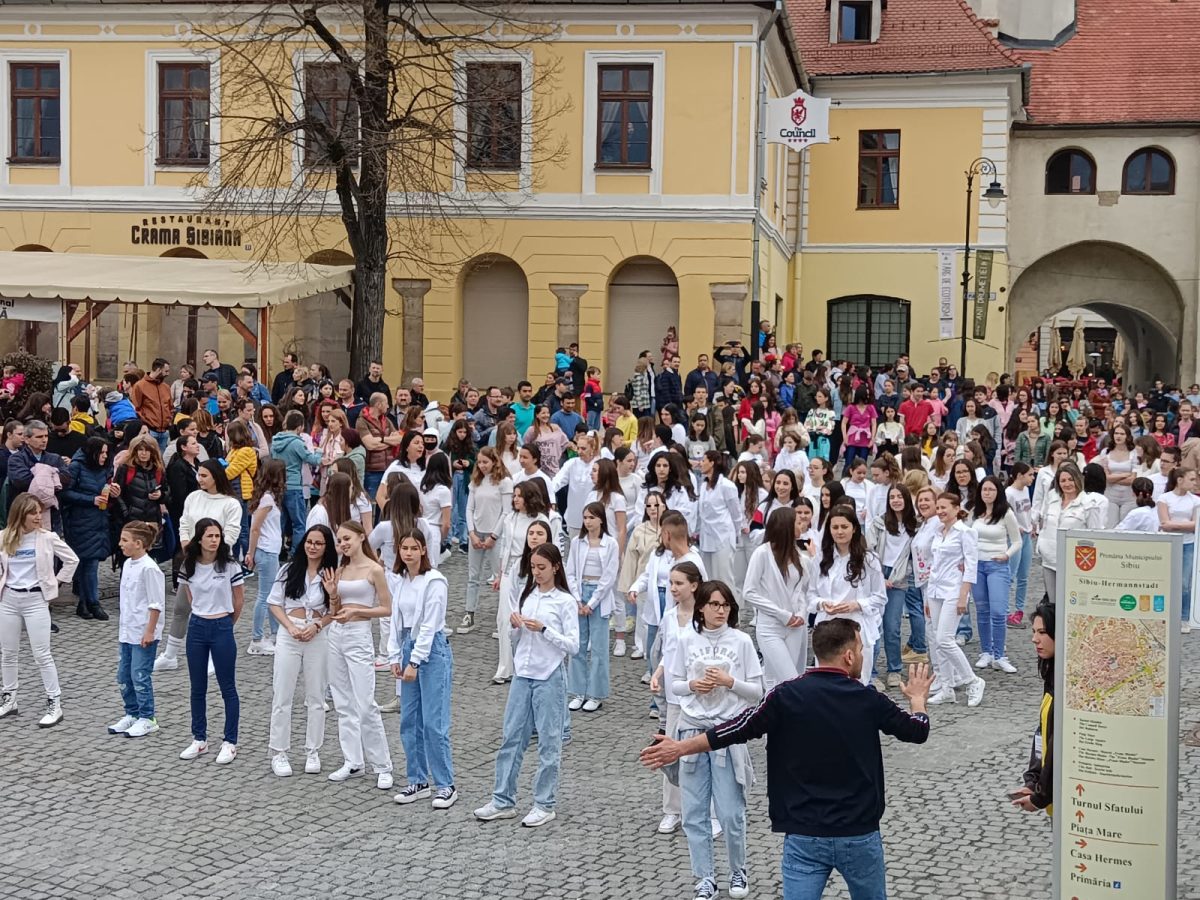 video - cel mai mare flashmob din românia, la sibiu - mesaj de pace pentru întreg mapamondul