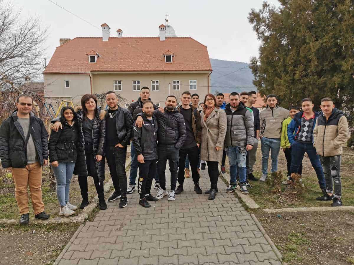 „Frizeri pe Sate”- Proiectul prin care frizerii sibieni tund gratuit copiii din medii defavorizate și centre de plasament