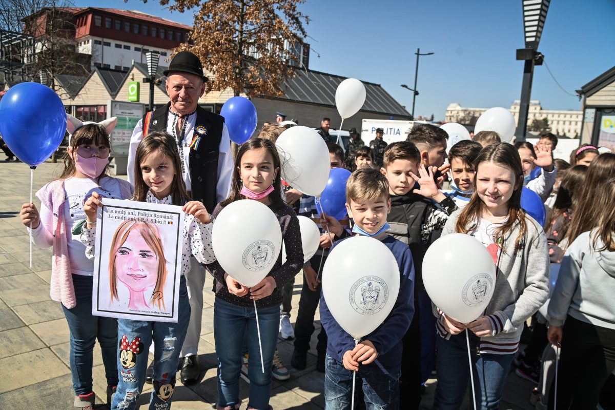 FOTO: Gogu Neagoe, caricaturistul care a făcut peste 200 de portrete pentru copiii din Sibiu - Poliţia Română i-a acordat „Diploma de excelenţă”