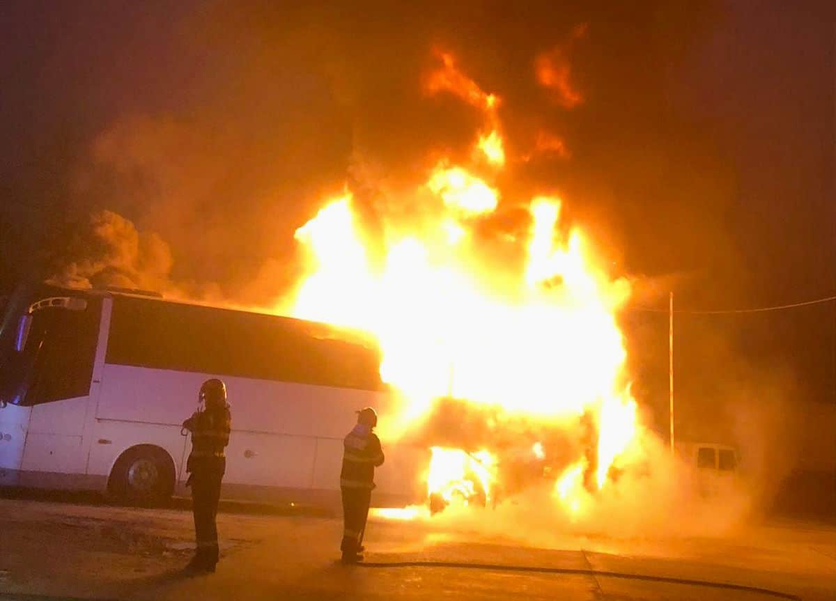 foto: autocar în flăcări la mediaș