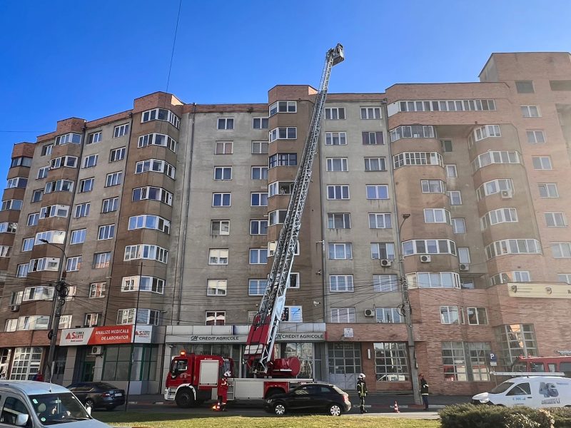 UPDATE Mai multe echipaje de pompieri pe bulevardul Mihai Viteazu - A fost anunțat un incendiu pe acoperișul unui bloc