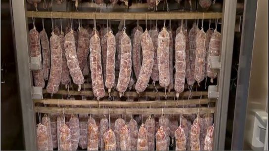 o femeie din retiș produce produse italieneşti făcute din carne de porc de mangaliţa