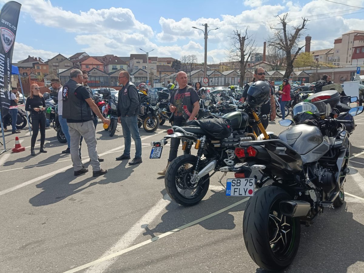 Sute de motocicliști au dat start sezonului moto la Sibiu - Marș prin oraș și activități de prevenire a accidentelor