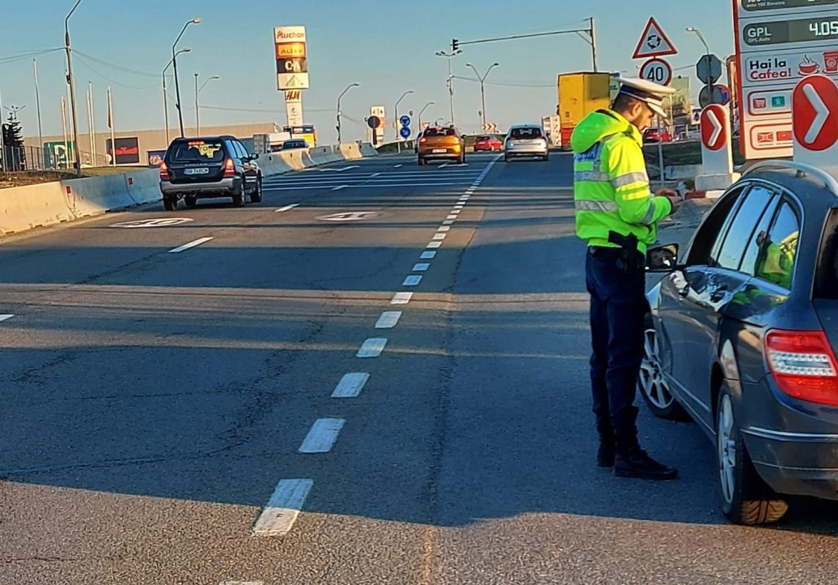 zeci de permise reținute și sute de amenzi în weekend - șoferi băuți, drogați și cu mașini neînmatriculate în trafic