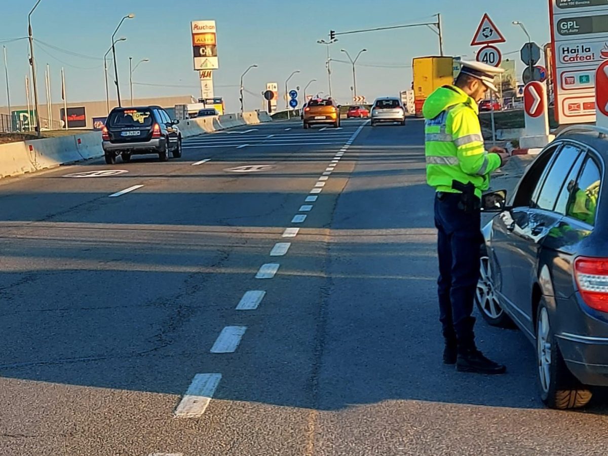 Zeci de permise reținute și sute de amenzi în weekend - Șoferi băuți, drogați și cu mașini neînmatriculate în trafic