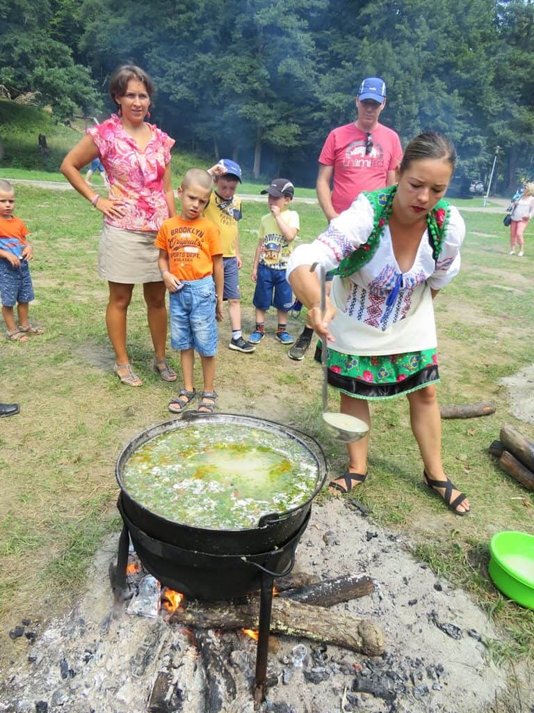 foto: ateliere gastronomice în săptămâna luminată în muzeul în aer liber din sibiu