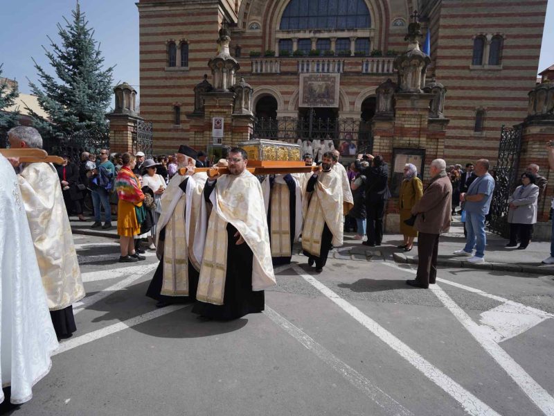 foto: procesiunea învierii la sibiu - racla sfântului andrei șaguna, purtată prin centrul orașului