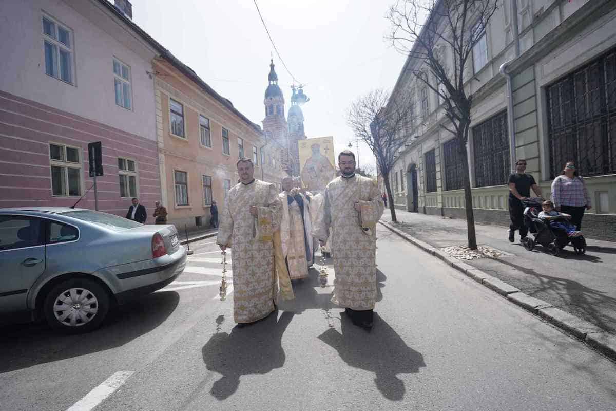 foto: procesiunea învierii la sibiu - racla sfântului andrei șaguna, purtată prin centrul orașului