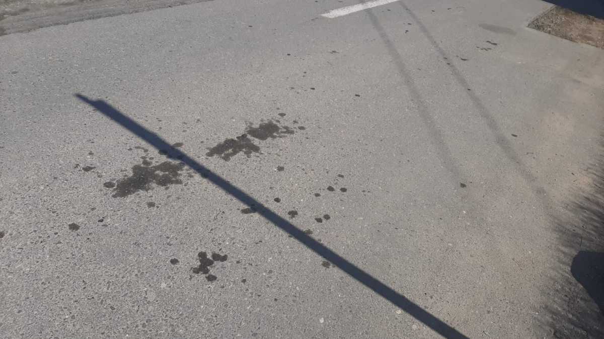 foto: dâre de ulei pe asfalt în cisnădie - un sibian a făcut plângere la garda de mediu - „un cetățean oarecare ar fi încasat amendă”