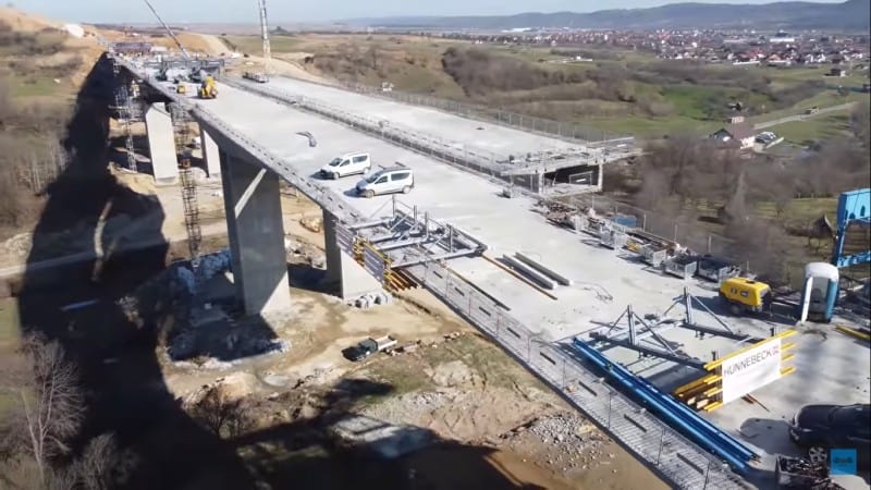 video viaductul de la tălmăcel de pe autostrada sibiu- pitești, aproape finalizat - o cale de rulare, deja asfaltată