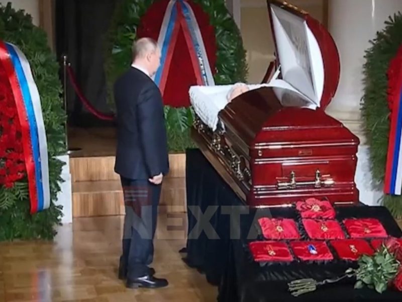video vladimir putin, prezent cu trandafiri roșii la înmormântarea lui vladimir jirinovski