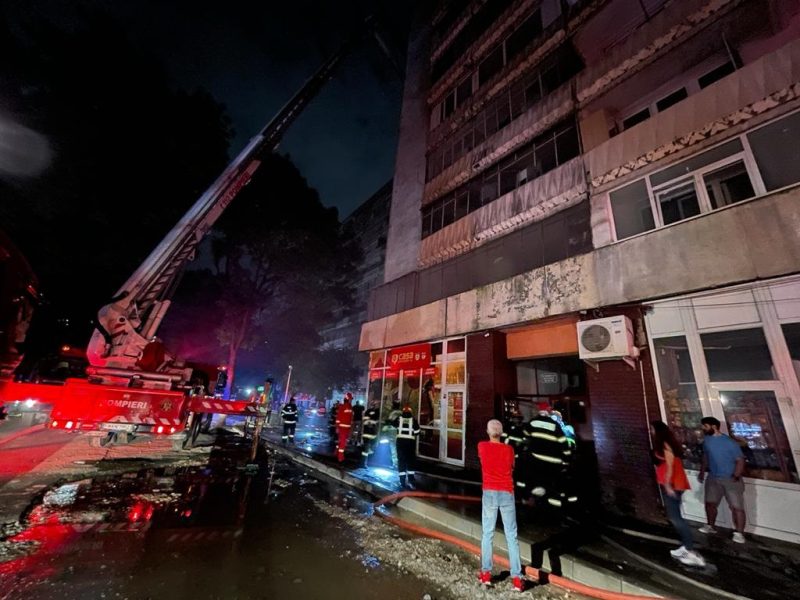 video - peste o sută de persoane evacuate după un incendiu puternic într-un bloc din bucurești