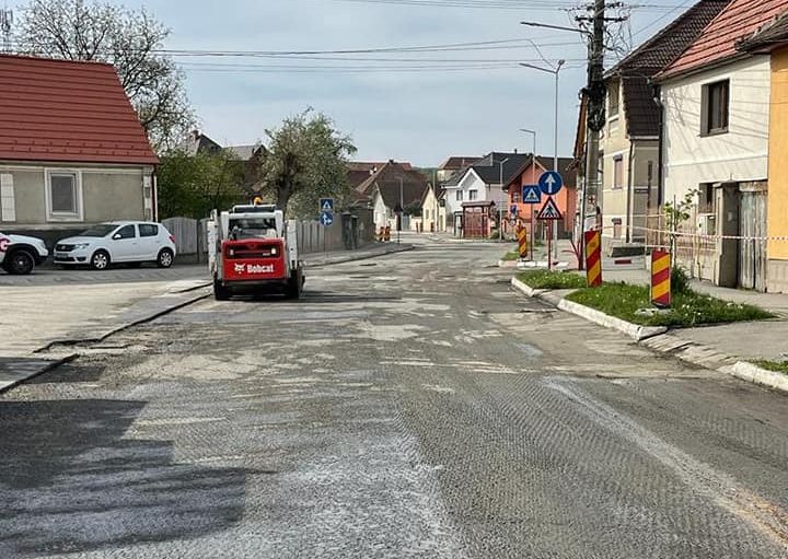 foto se toarnă asfalt nou pe mai multe străzi din avrig