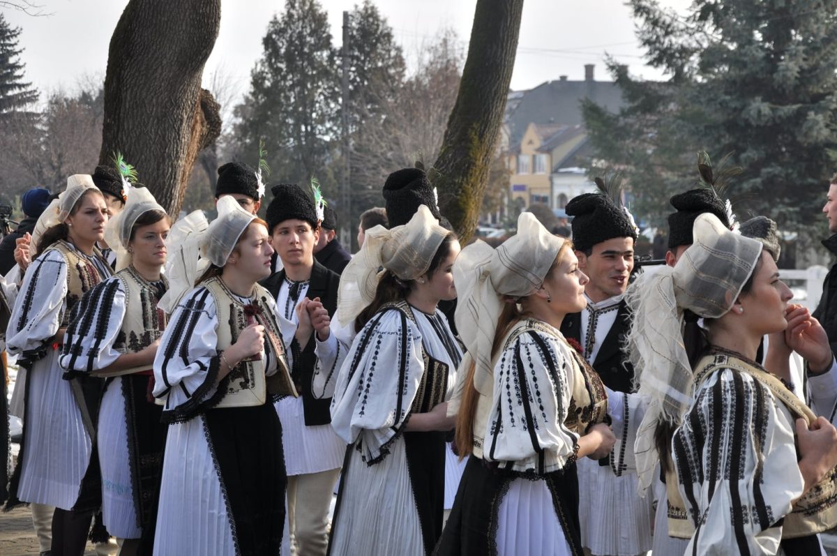 ziua naţională a portului tradiţional serbată de junii sibiului printr-o expoziţie de fotografie online