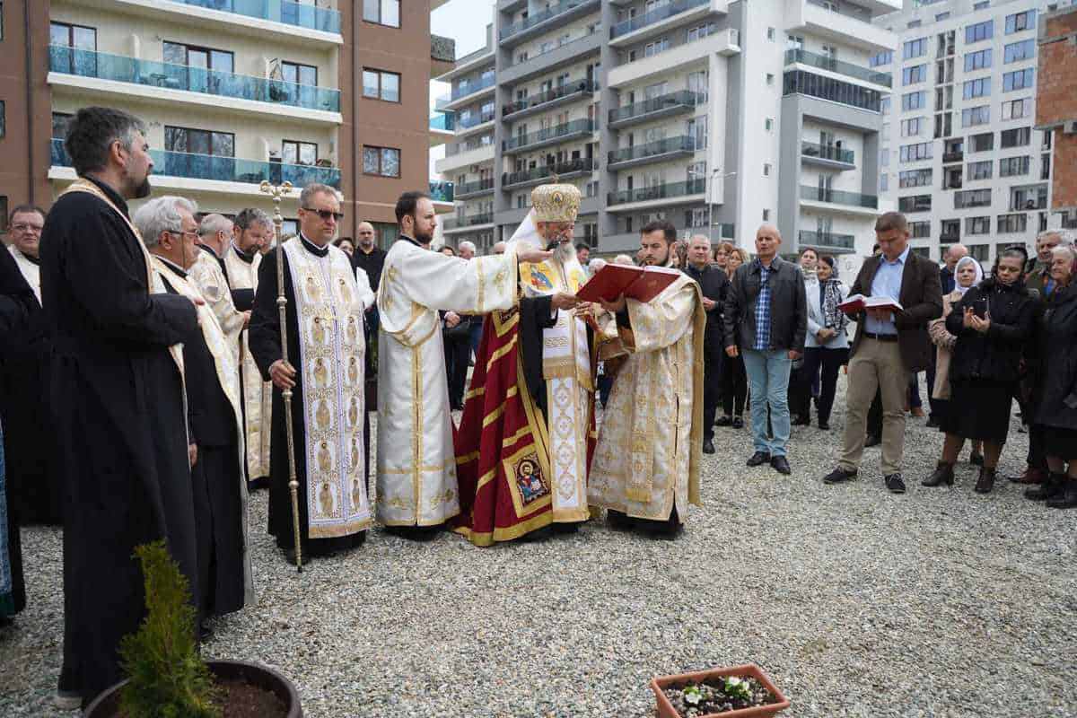 foto - un nou locaş de rugăciune se clădește la șelimbăr - mitropolitul ardealului a sfințit piatra de temelie