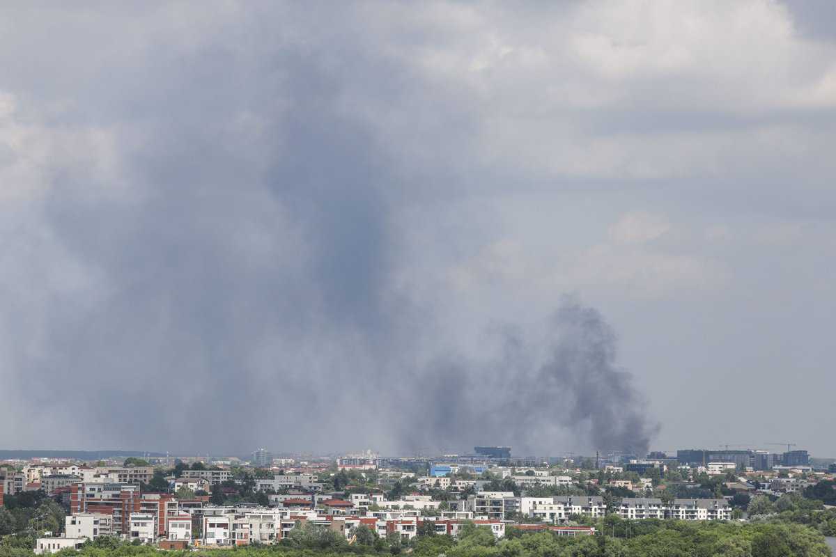 foto incendiu puternic într-o zonă comercială din capitală