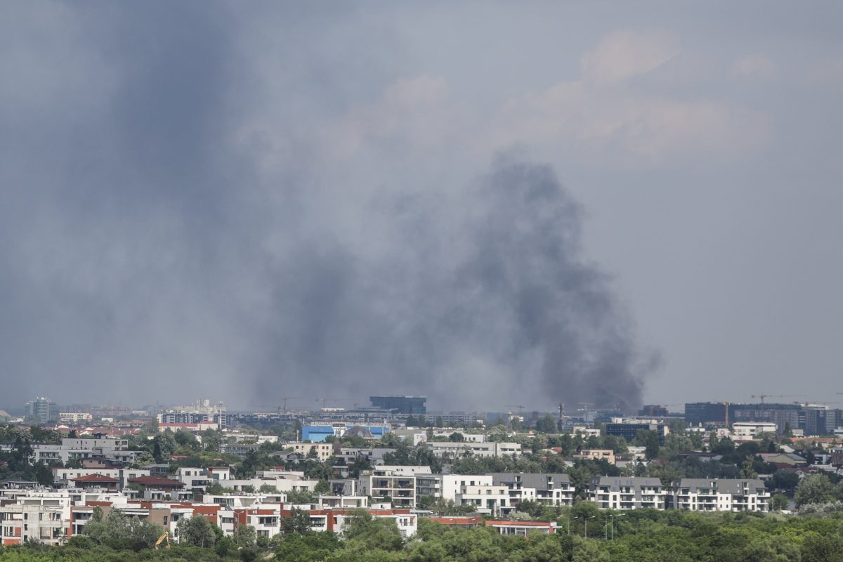 foto incendiu puternic într-o zonă comercială din capitală