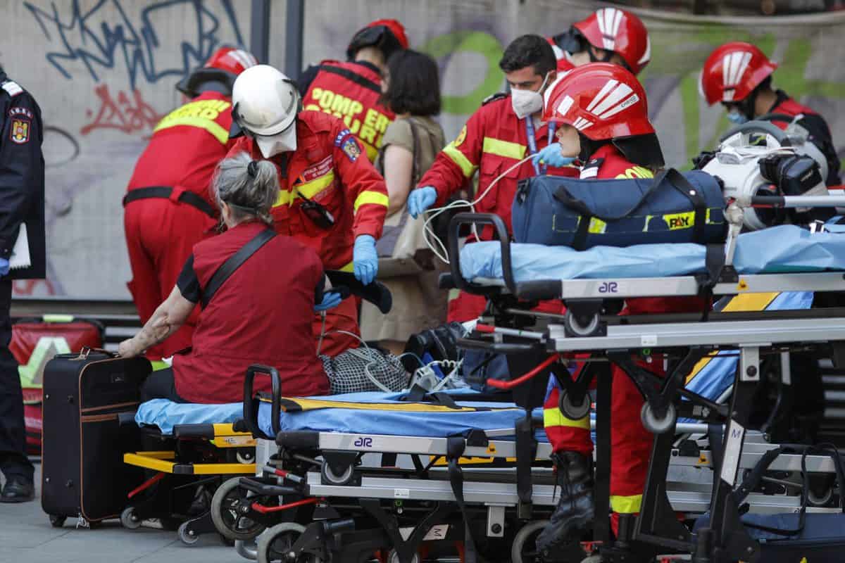 foto aproape 200 de persoane evacuate după un incident la metrou în bucuresti - doi oameni spitalizati