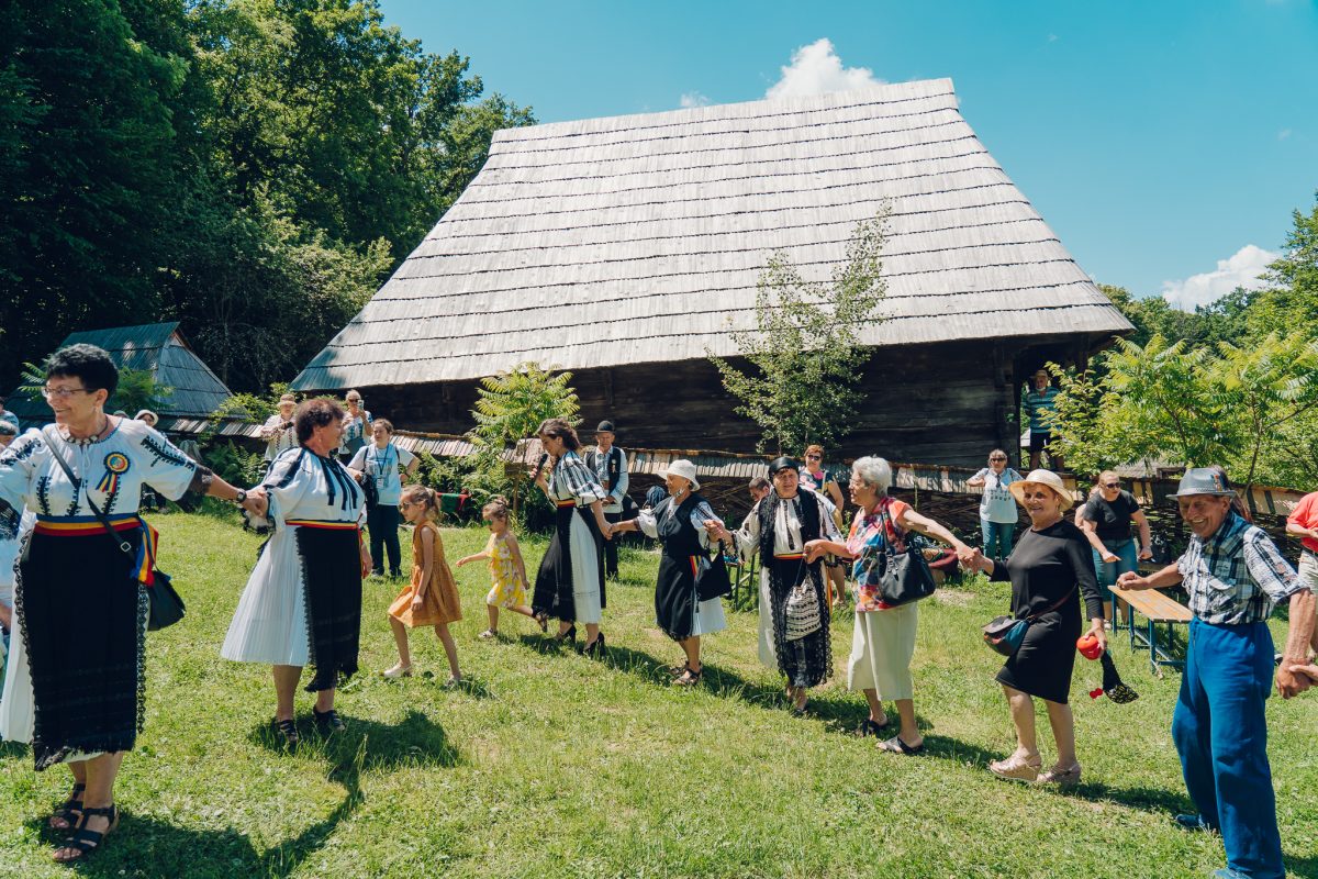 ziua costumului tradițional din românia sărbătorită la muzeul astra