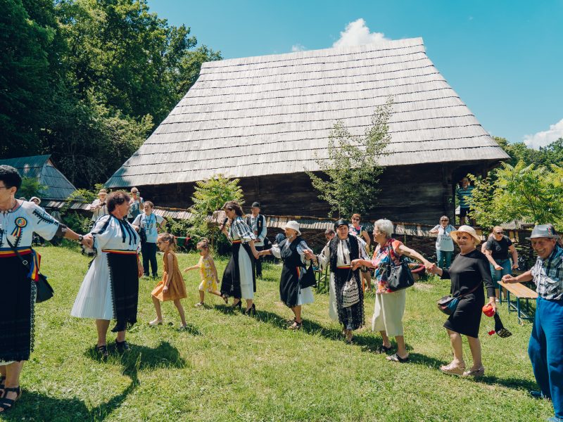 ziua costumului tradițional din românia sărbătorită la muzeul astra