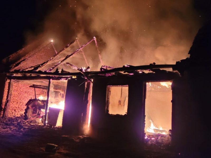 foto casă mistuită de flăcări la iacobeni - propietarul s-a autoevacuat