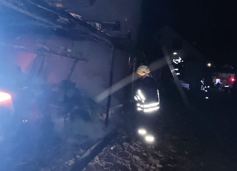 foto casă mistuită de flăcări la iacobeni - propietarul s-a autoevacuat