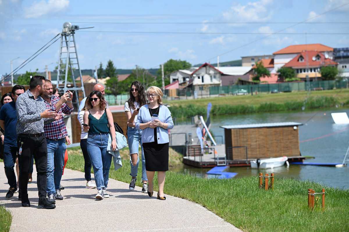 foto lacul binder se deschide de la 1 iunie - intrarea gratuită pentru copii - plaja și gonflabilele pe apă, principalele atracții