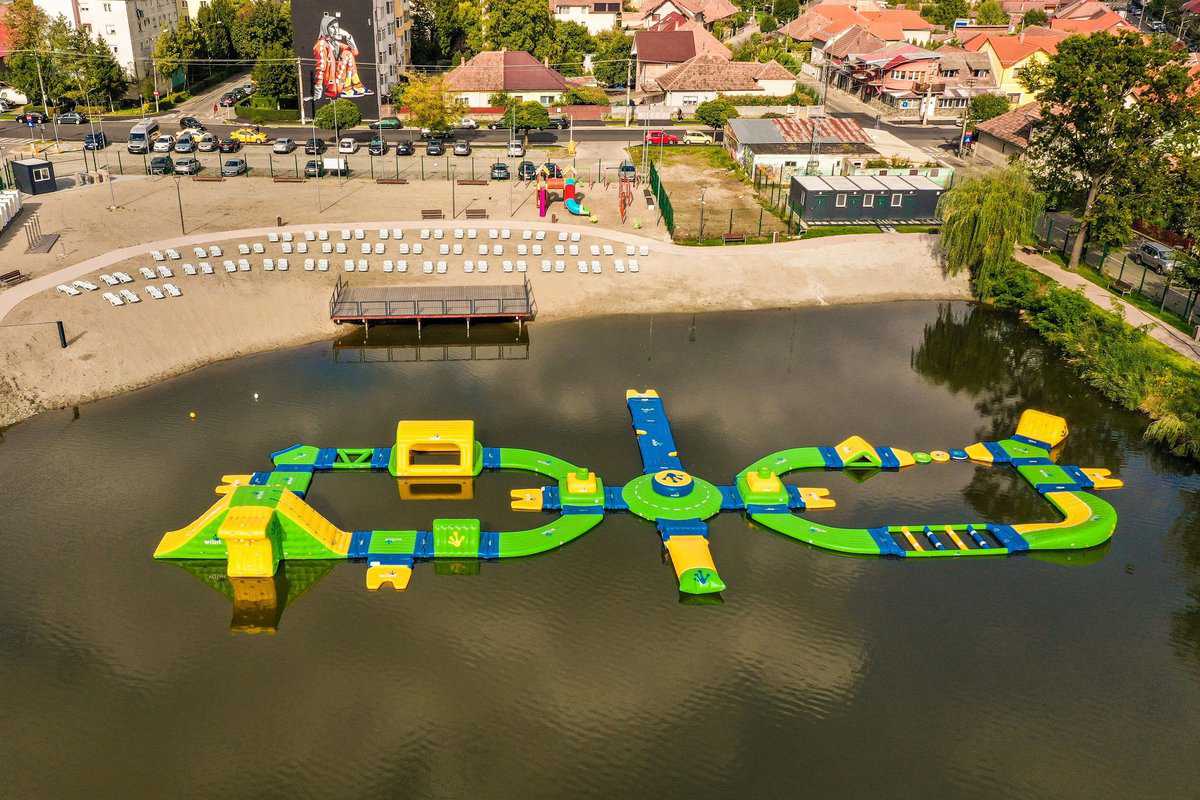 foto lacul binder se deschide de la 1 iunie - intrarea gratuită pentru copii - plaja și gonflabilele pe apă, principalele atracții