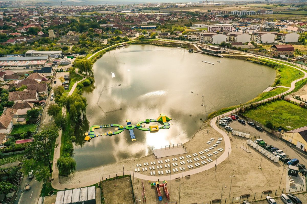 foto lacul binder se deschide de la 1 iunie - intrarea gratuită pentru copii - plaja și gonflabilele pe apă, principalele atracții