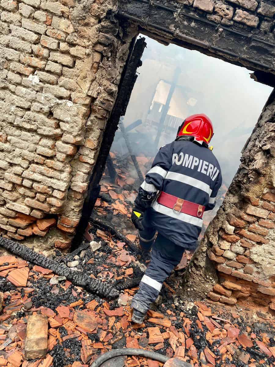 casă în flăcări în buzd din cauza jarului din sobă