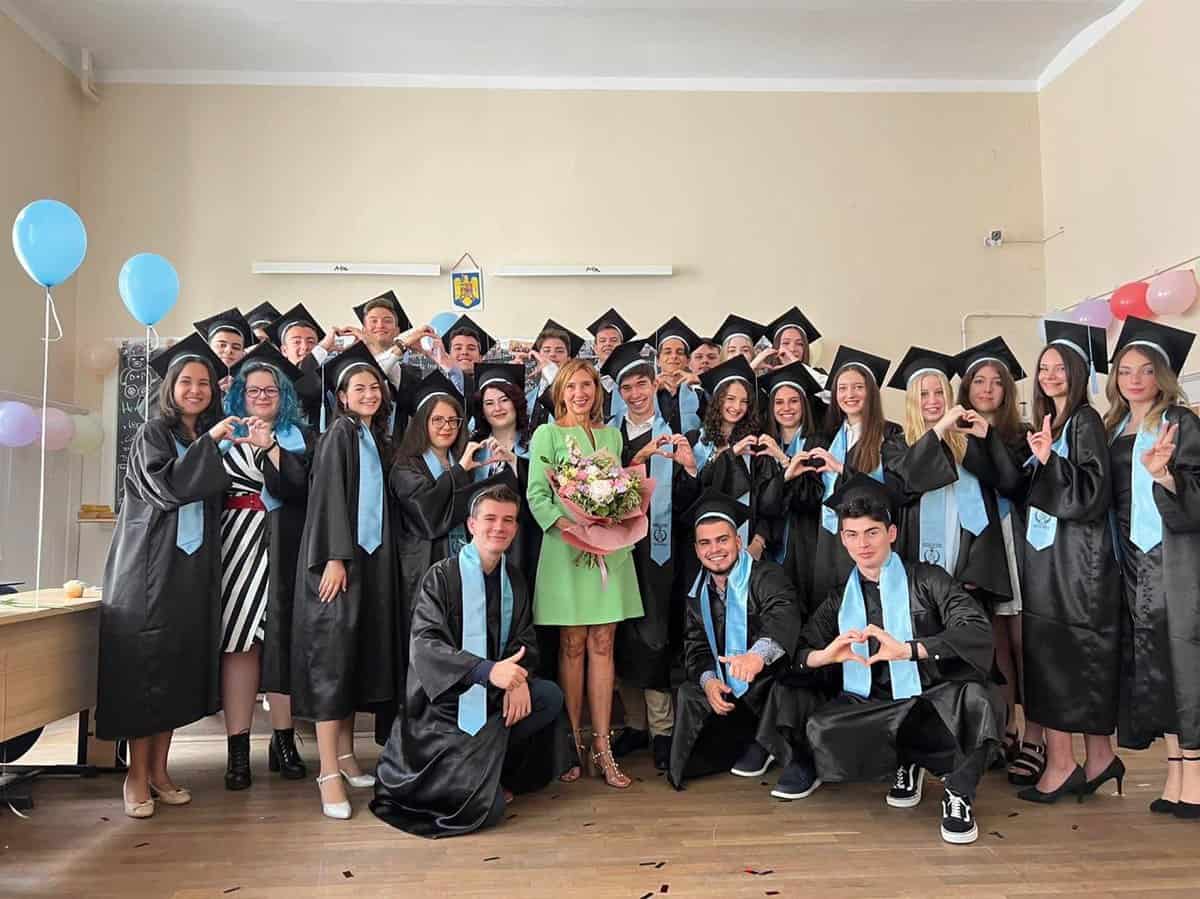 carmen iohannis s-a fotografiat cu elevii săi, la final de liceu - „fiți învingători și optimiști ca până acum”