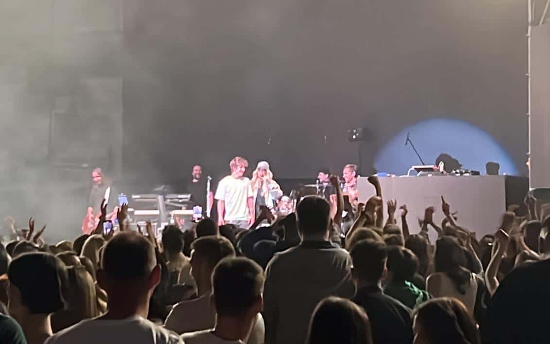 video momentul zilei la concertul delia la sibiu - mesajul unui sibian pentru fosta iubită, aplaudat de mii de spectatori