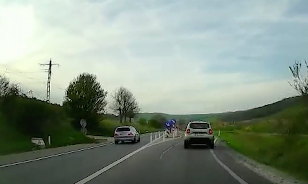 video: depășire periculoasă pe dn14 lângă slimnic - un șofer a ignorat complet alveola de calmare a traficului