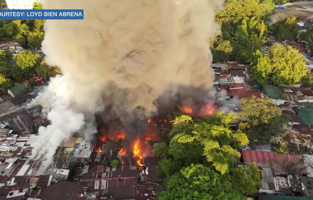 video incendiu devastator în filipine - zeci de locuințe făcute scrum - șase copii au ars de vii