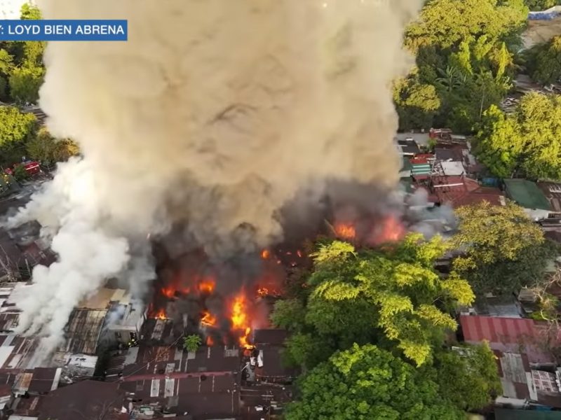 video incendiu devastator în filipine - zeci de locuințe făcute scrum - șase copii au ars de vii